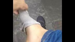 TIRANDO A MEIA NO TRABALHO