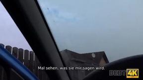 ”DEBT4k. Muskulöser Mann schlägt jungen entzückenden Schuldner, der keinen J”