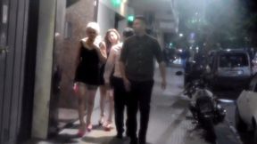 con mi hermanastra encontramos a dos vecinos en el boliche sorteamos con dados los intercambios de pareja , orgia fiesta,