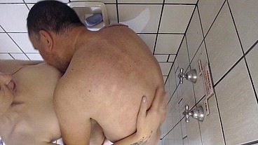 Puta amadora gemendo muito forte no gozo com o pau do amante