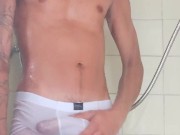 En la ducha del jardin masturbandome despues de tomar el sol.