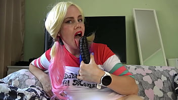 Hot Bitch Harley Quinn Sucks and Masturbates