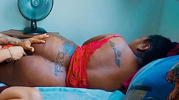 Meu nobrinho me pegou com um plug enfiado ele me ajudou a tirar todo o sufoco