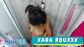 mi hermanastra me pide que le limpie su cono peludo en la ducha cuando mi marido nos espia ¡terminamos follando!