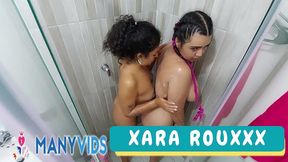 mi hermanastra me pide que le limpie su cono peludo en la ducha cuando mi marido nos espia ¡terminamos follando!