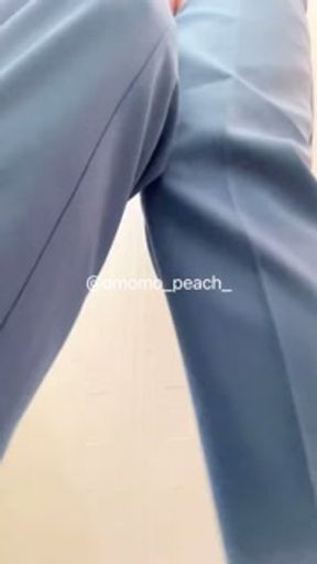 【職場のトイレが使用中でおもらし】#omorashi #peeaccident #desperation wetting #pee desperation