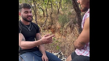 Cara do Grindr me levou para o mato e me fudeu