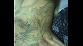 Loira tatuada dando gostoso part2