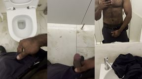 seguranca no banheiro do shopping mijando e esperando por diversao