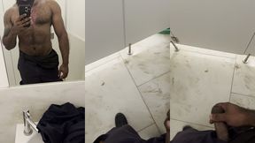 seguranca no banheiro do shopping mijando e esperando por diversao