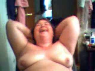 Fat and slutty ugly slut on webcam diloding herself
