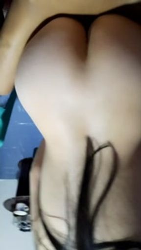 Styf Asiër het ek haar gesuig en ek neuk soos 'n godin op die bank