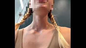 hermosa nalgona paseandose por el centrocomercial sin panty y follandose en el ba&ntilde_o publico