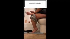 Delicious Itches feet while on the toilet