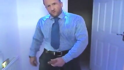 Empresario batendo punheta