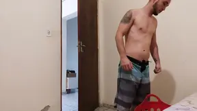 MILF seksy stiefmoeder wordt geil nadat ze haar stiefzoon betrapt heeft op het ruiken van haar slipje.