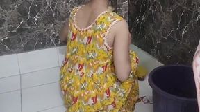Bhabhi ka chupke se bathroom wala video bna liya