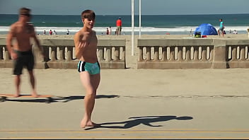 Twink dancing in the beach with speedo bulge / Novinho dan&ccedil_ando sunga na praia