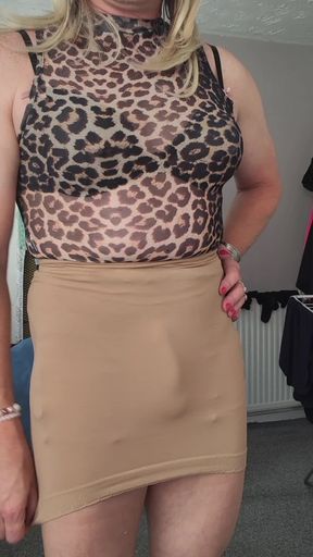Holly&#39;s got a Skirt bulge and panty play