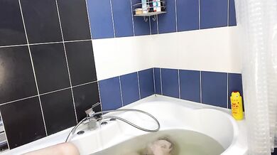 SEXY BLONDE PLAYING WITH BREATH UNDERWATER