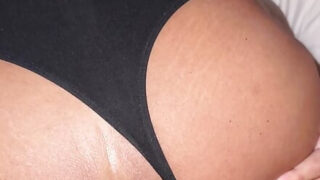 Dikke kerels bewerken de met lingerie beklede kont van een voluptueuze Amerikaanse travestiet.