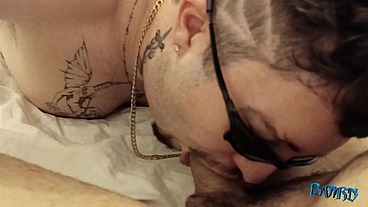 Fui tatuar, não tinha dinheiro, paguei com o cuzinho