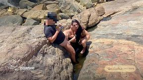 rainha hotwife transando na praia de nudismo, com o corno manso filmando e varios homens batendo punheta assistindo