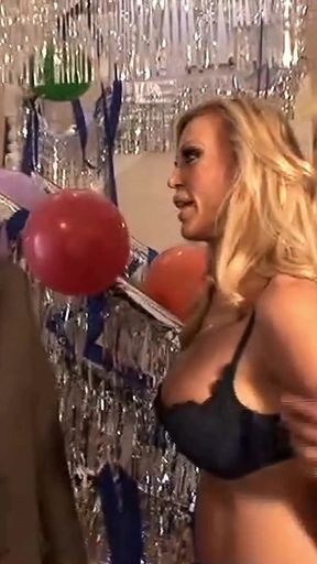 Fuck a fan - AVN hall of fame MILF Amber Lynn does her first handjob scene w Ryan