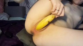 Self-sucking my juicy slit with a fat banana