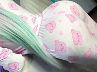 My stepdaughter is still a virgin and always wears pajamas, pajamas that are constricted around her large butt. This day that babe said me: "Screw me with my raiment on but don't put it in me" (Over eighteen)