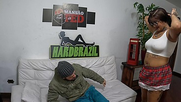Ela começa se aquecer antes do trabalho e acaba virando uma suruba
