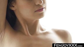 Seductive babe flaunts trim figure in slow motion tease