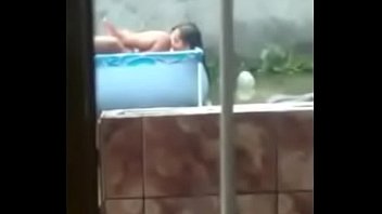 Cache romantico en la piscina de lujo