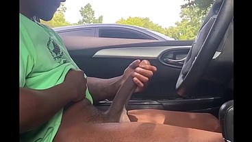 Coroa Punhetando o negão dotado no carro no meio da rua