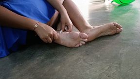 My soles wrinkled while I bounce on a yoga ball (5)