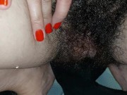 Mulher gostosa toca sua buceta peluda. Buceta gostosa com cabelos castanhos, bunda grande e seios