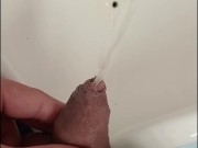 pissing desesperado en baño publico, casi me pillan primer plano, gay sumiso