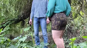 Samen masturberen in de natuur met een enorme cumshot