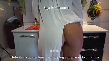 Hotwife se exibindo e colocando o plug anal e fazendo um d. na quarentena.