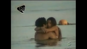 na praia