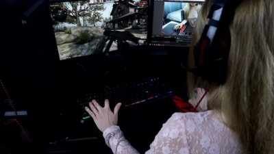 Russian Babe Girl-streamer Fucked on the Broadcast for CS:GO