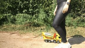 Sneaker-Girl Emilia - Big Concrete Mixer