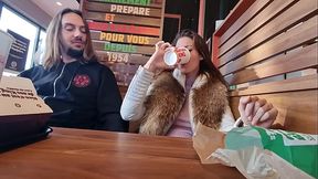 Un fan voyeur a d&eacute_cid&eacute_ de m'_accompagner au BK, je commence par me doigter la ...
