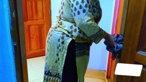Indian Muslim Hot Desi Stepmom Fucked by Stepson When She Was Cleaning His Room
