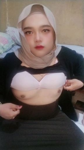 Hijab Crossdresser Ivvy, playing with her butplugg