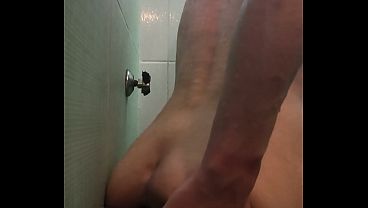 Montando una gran verga en el ba&ntilde_o
