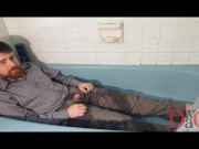 Thedudewhosadude pisses on water-resistant work clothes