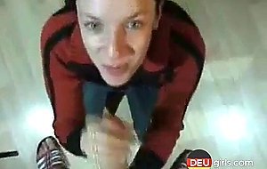 schluckt das Sperma ihres Ehemanns