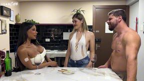 casal conhece garota trans em festa de ano novo e chama ela pra um menage