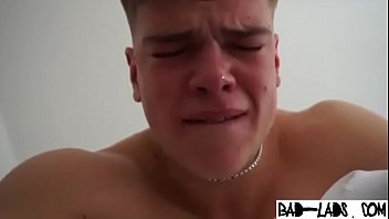 Novinho gostoso levando umas palmadas